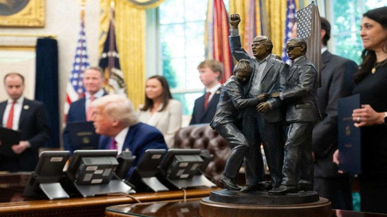 Diktatörlük alameti: Trump kendi heykelini yaptırdı