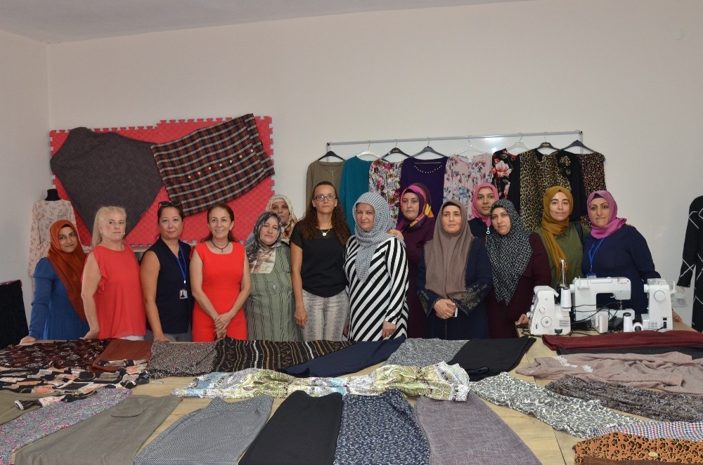 Diktikleri kıyafetleri görücüye çıkardılar 