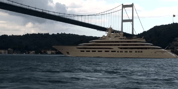 ’Dilbar’ İstanbul Boğazı’ndan geçti
