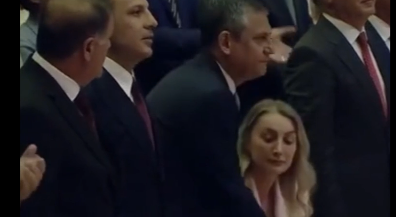 Dilek İmamoğlu’ndan Özgür Özel’e soğuk mesaj! Sahne anında dikkat çeken tavır