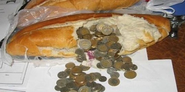 Dilenci bozuk paraları ekmek ve poğaçanın içinde sakladı