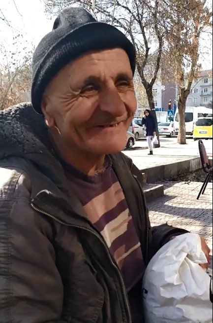 Dilenciden şok itiraf: “Cuma günleri en az 500 lira kazanıyorum” 