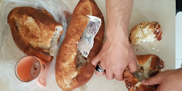 Dilenciler topladıkları paraları ekmek ve poğaçaların içerisine saklamışlar