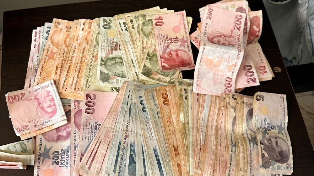 Dilencilere para verirken iki kere düşünün! Bakın bastonundan ne kadar çıktı