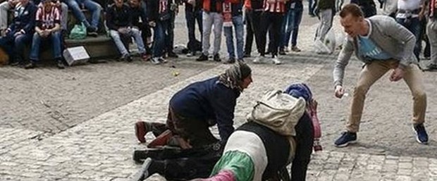 Dilencileri aşağılayan Hollandalılar cezasını buldu