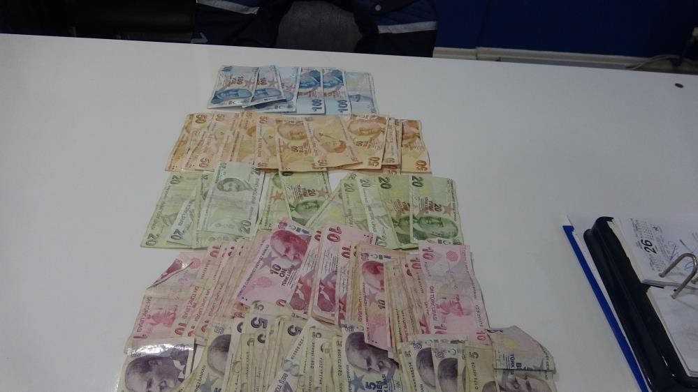 Dilencilerin üstünden çıkan para say say bitmedi!