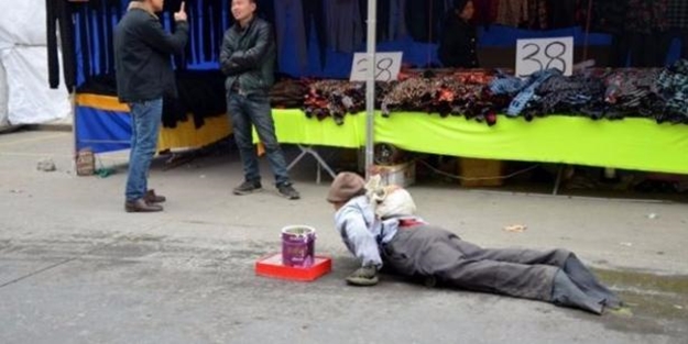 Dilencinin inanması zor oyunu - FOTO