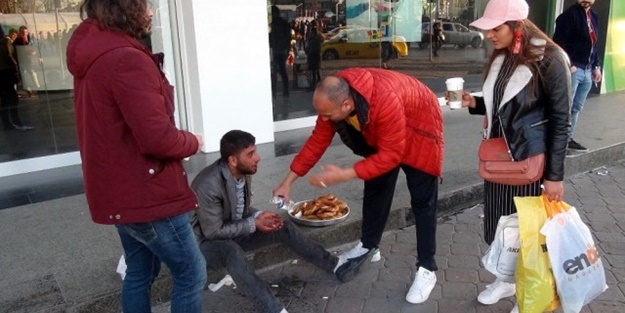 Dilencinin taktiği 'pes' dedirtti! Ağzında kan torbası, elinde simit tepsisi...