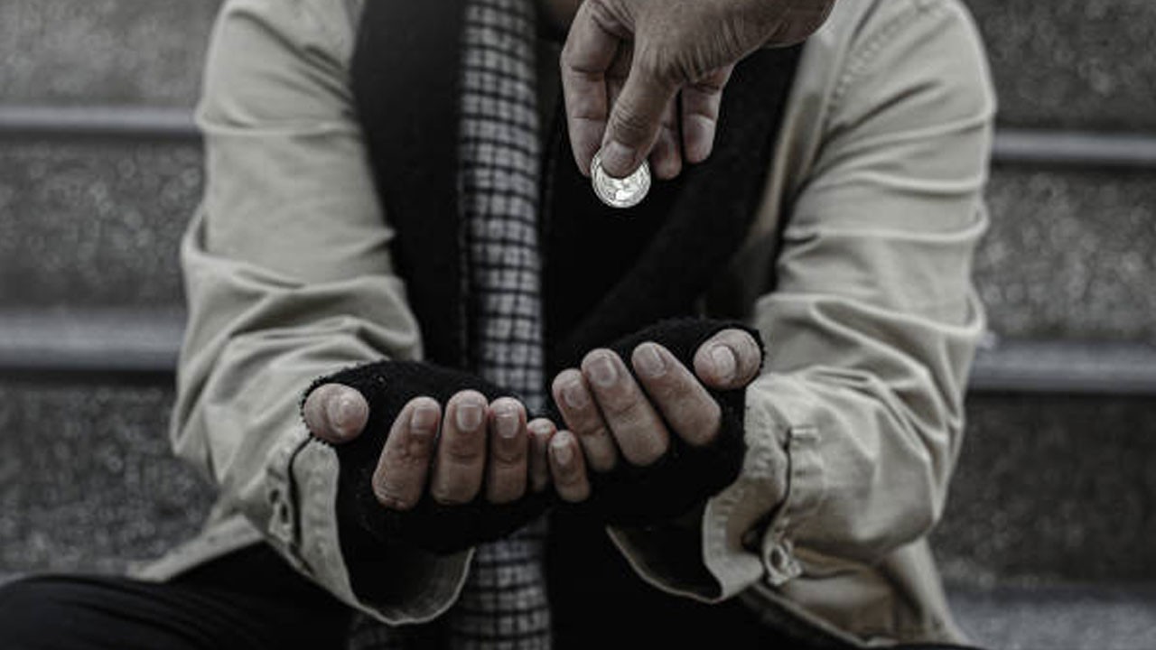 Dilencinin üzerinden çıkan para şoke etti