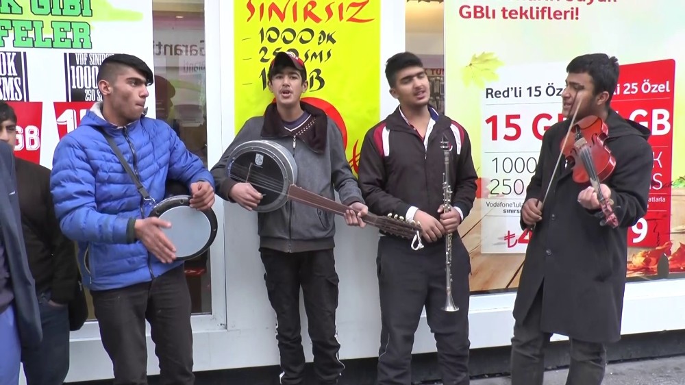 Dilenerek değil vatandaşı eğlendirerek para kazanıyorlar 