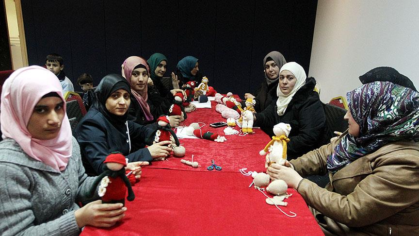 Dilenmiyorlar... Ördükleri oyuncaklarla geçiniyorlar