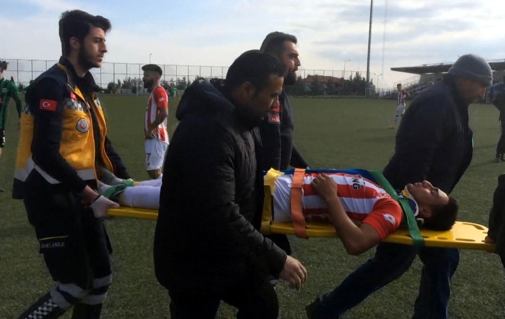 Dili boğazına kaçan futbolcu hayata döndürüldü 