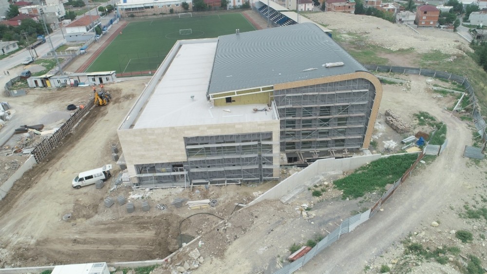 Dilovası yüzme havuzunun dış cephesi tamamlanıyor 