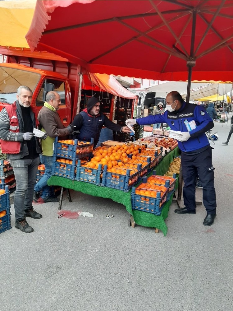 Dilovası’nda pazarcı esnafına maske ve eldiven dağıtıldı 