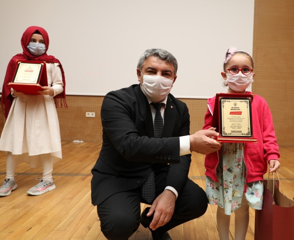 Dilovası’nda şiir yarışmasında ödüller sahiplerini buldu 