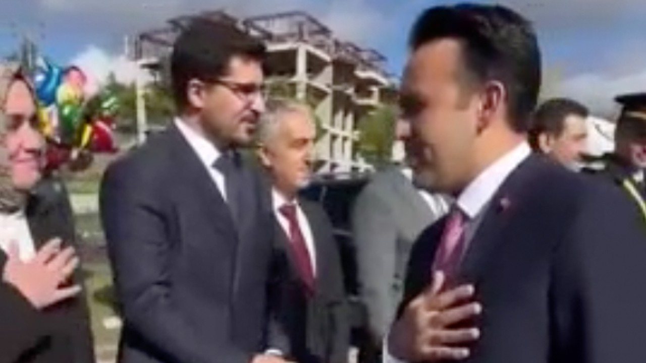 Din cahilleri yine maskara oldu: Kaymakam tokalaşmadı seküler yobazlar kudurdu