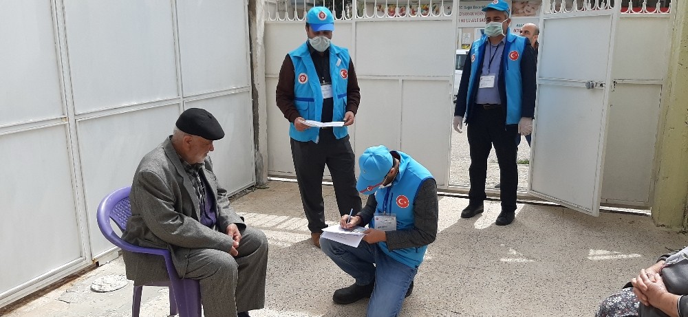 Din görevlileri kapı kapı dolaşarak ihtiyaçları karşılıyor 