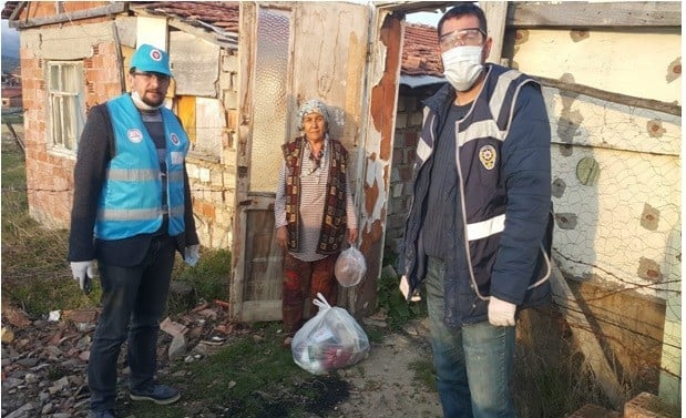 Din görevlileri vatandaşların yardımına koşuyor 