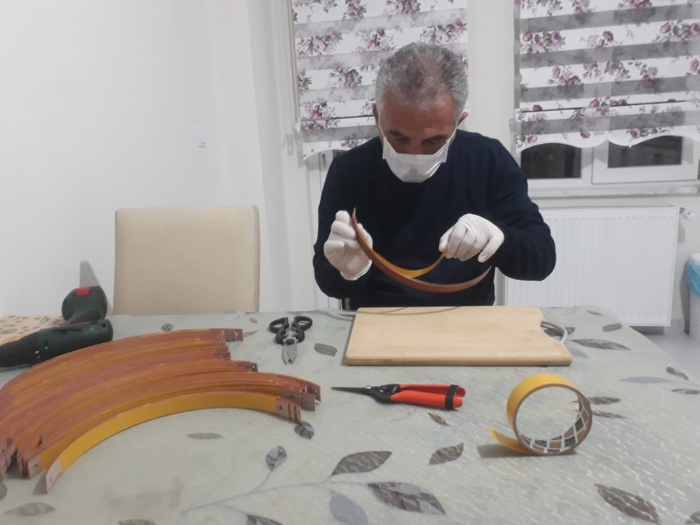 Din görevlileri ve uluslararası öğrenciler sağlık çalışanları için maske üretiyor 