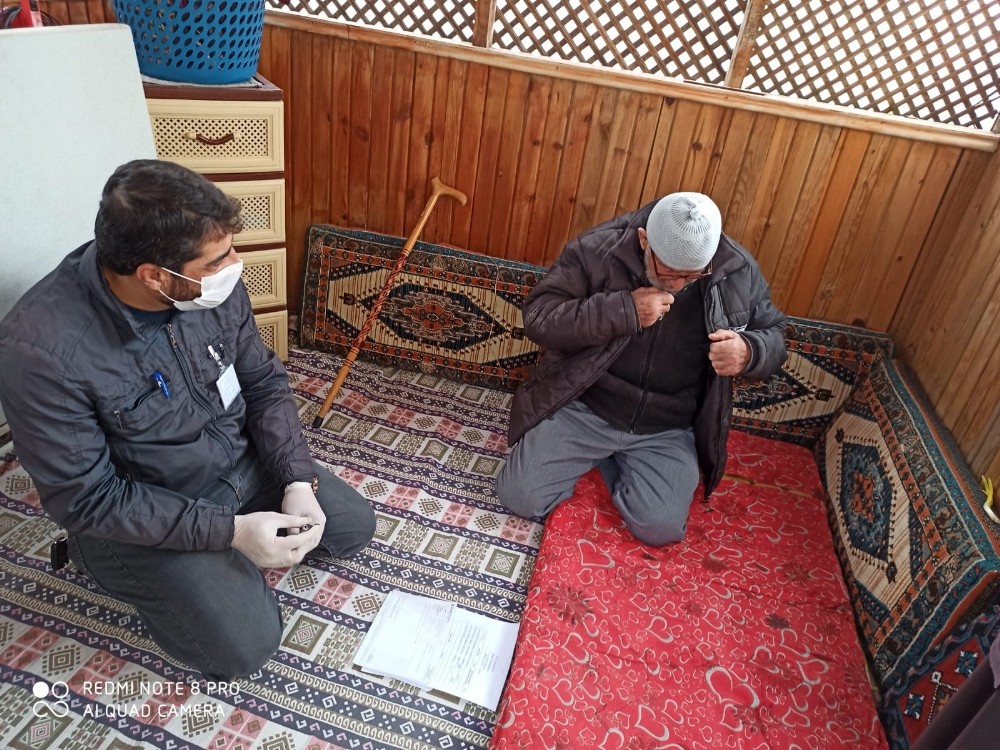 Din görevlileri yaşlıların maaşları evlerinde teslim ediyor 