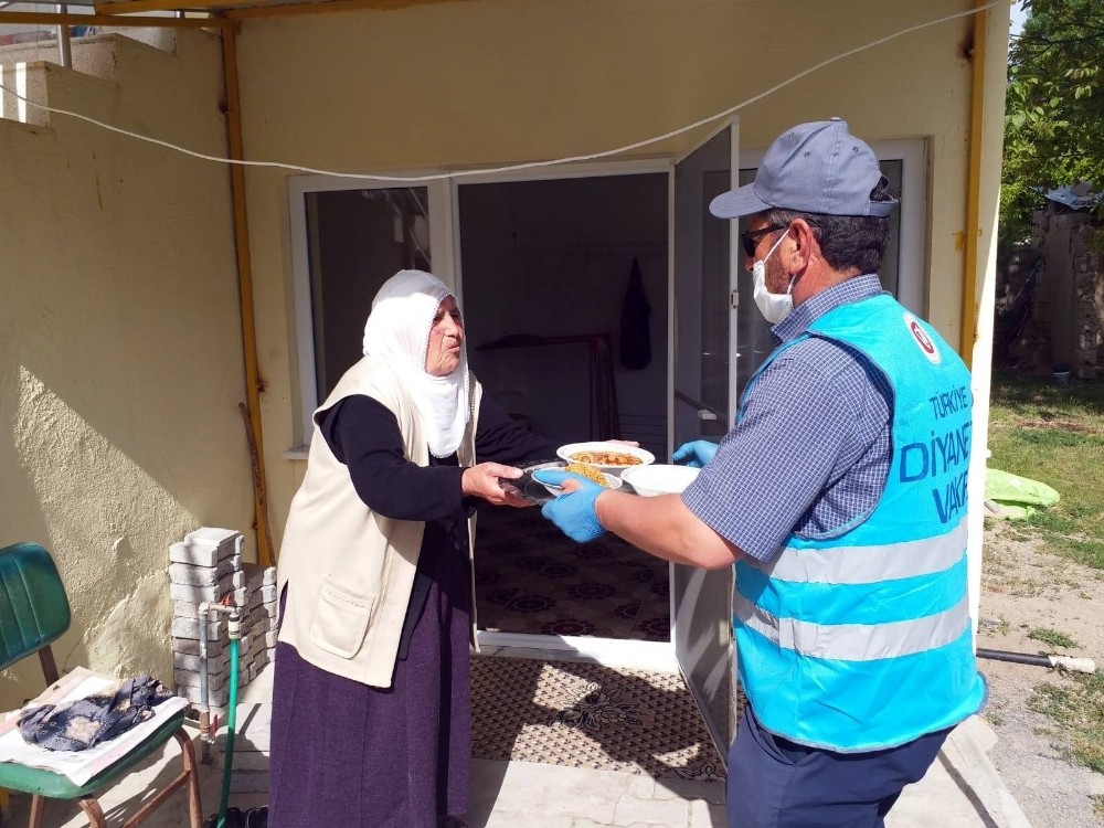 Din görevlisi belde de yaşayan yaşlılara iftar yemeği dağıtıyor 