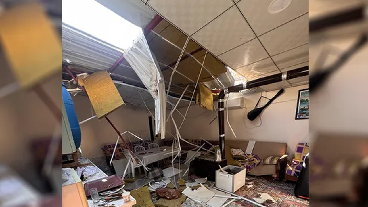 Dinamitle patlatılan taşlar bir evin çatısını delerek...