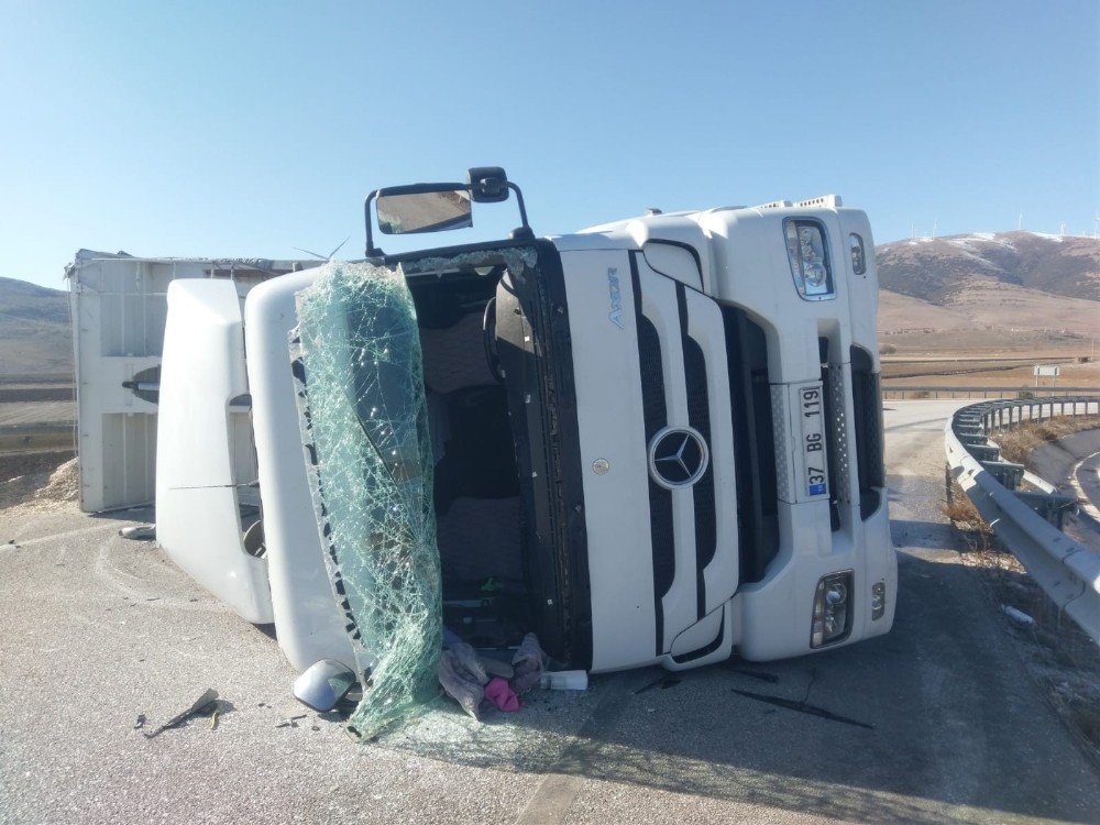 Dinar’da kontrolden çıkan tır bariyerlere çarparak durabildi: 2 yaralı 
