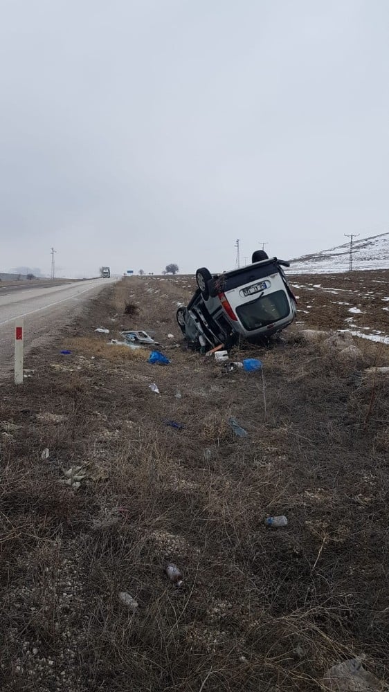 Dinar’da yoldan çıkan otomobil takla atarak şarampole yuvarlandı: 6 yaralı 