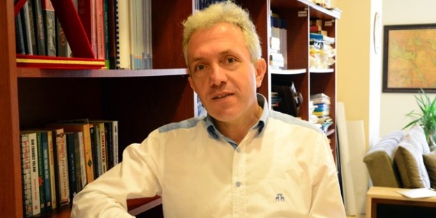 Profesör, yaralı kedi için canını dişine taktı