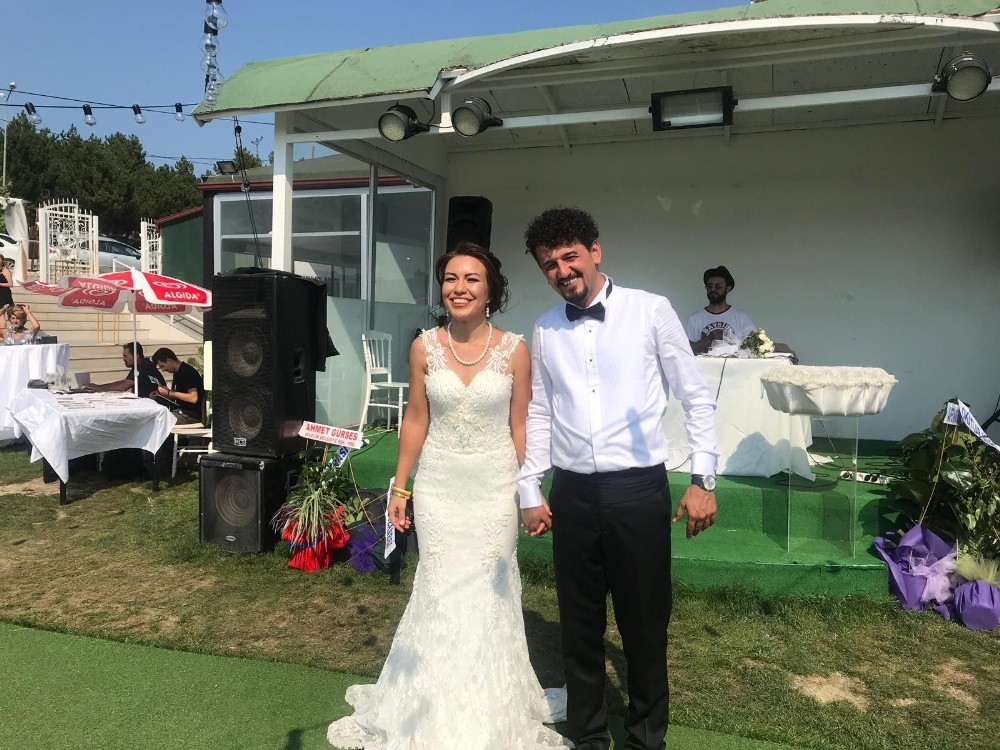 Dindar ailesinin mutlu günü 