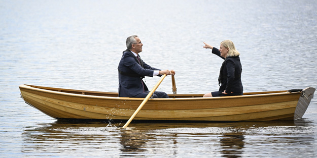 Diplomasi kayığı! Stoltenberg kürek çekti, İsveç Başbakanı seyretti