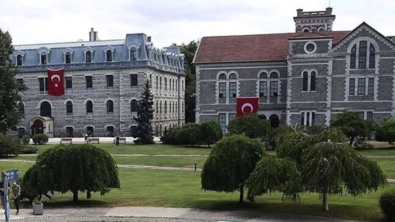 Diplomasını yırtan öğrenci gözaltına alındı