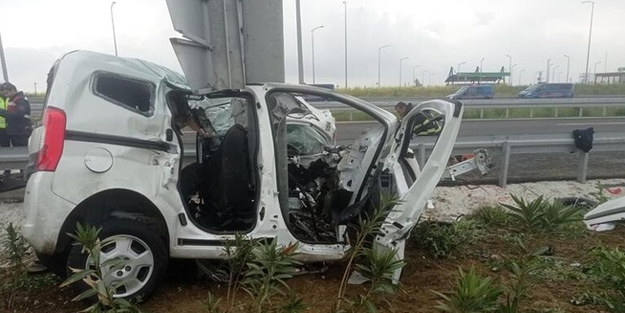 Direğe çarpan araçta anne-oğul öldü, baba ağır yaralı