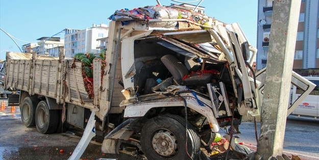 Direğe çarpan kamyonun sürücüsü hayatını kaybetti
