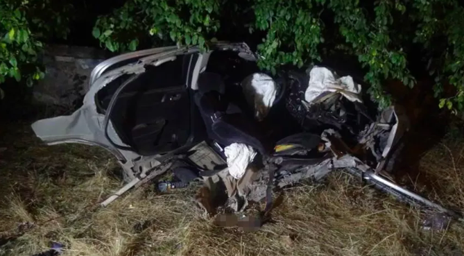 Direğe çarpan otomobil ortadan ikiye ayrıldı! Ölü ve yaralı var
