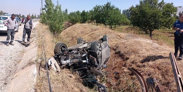 Direğe çarpan otomobil takla attı: Yaralılar var