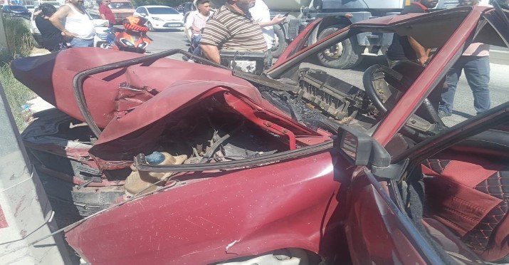 Direğe çarpan Tofaş hurdaya döndü!