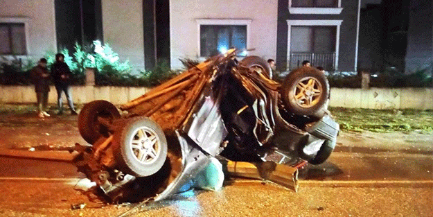 Direğe çarptı, ikiye katlandı!