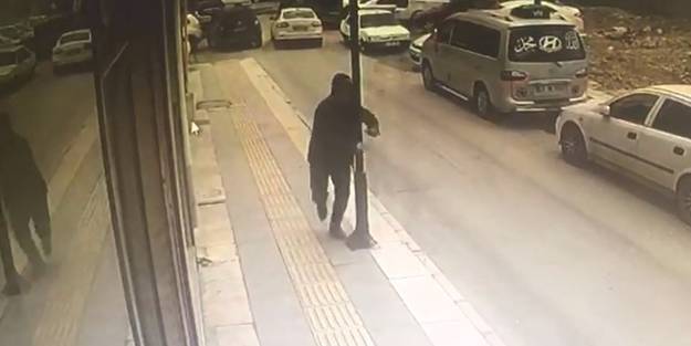 Direğe feci şekilde çarptı neye uğradığını şaşırdı!