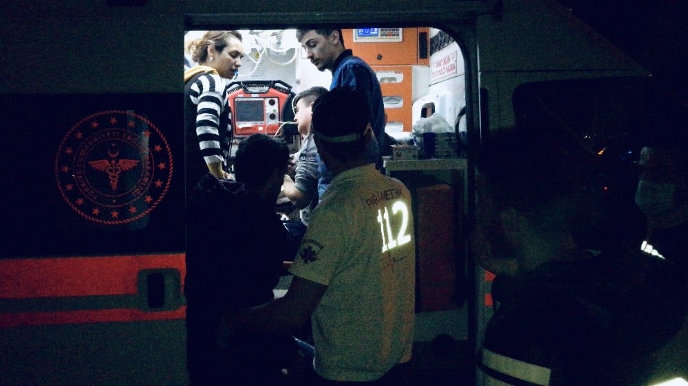 Direksiyon başında dezenfekte kullanmaya çalışırken park halindeki tıra çarptı 