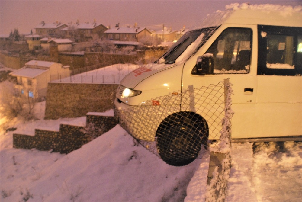 Direksiyon başında kalp krizi geçirdi, minibüs tellere asılı kaldı 
