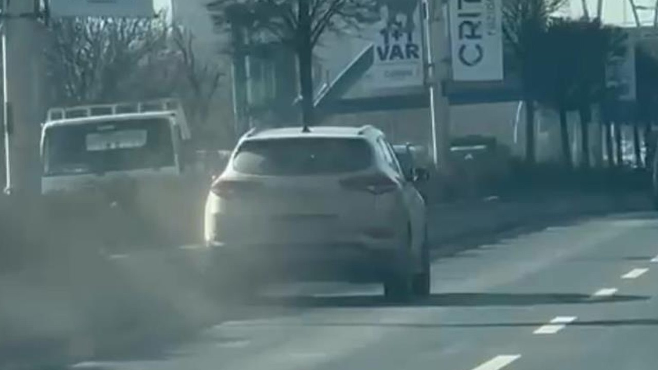 Direksiyon başında rahatsızlandı yolu birbirine kattı! O anlar kamerada