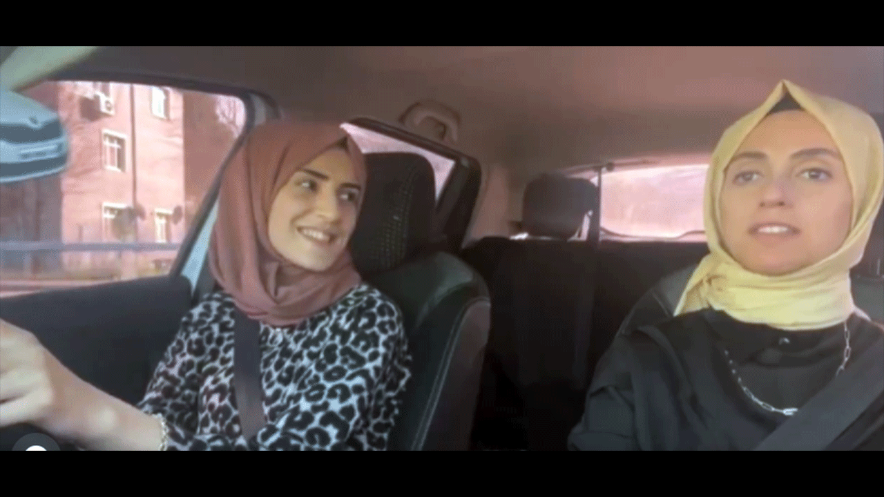 Direksiyon dersinde tehlikeli anlar! Yola bakmayı unutan sürücü adayı freni de kaçırdı!