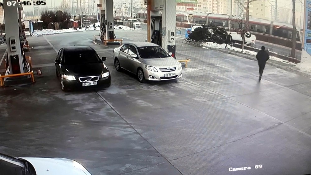 Direksiyon hakimiyeti kaybolan araç böyle takla attı 