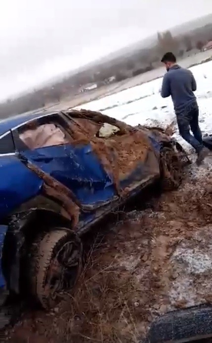 Direksiyon hakimiyeti kaybolan araç şarampole uçtu: 3 yaralı 