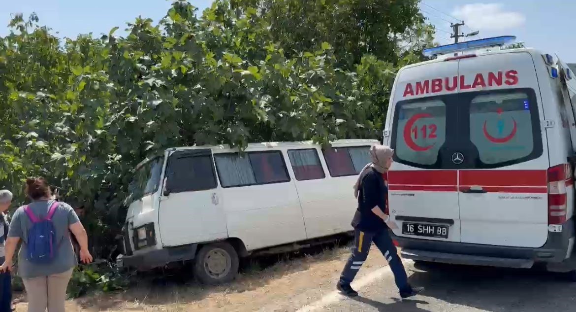 Direksiyon hakimiyetini kaybeden minibüs tarlaya uçtu