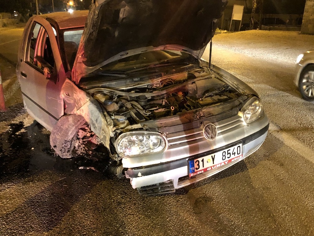 Direksiyon hakimiyetini kaybeden sürcü elektrik direğine çarptı 