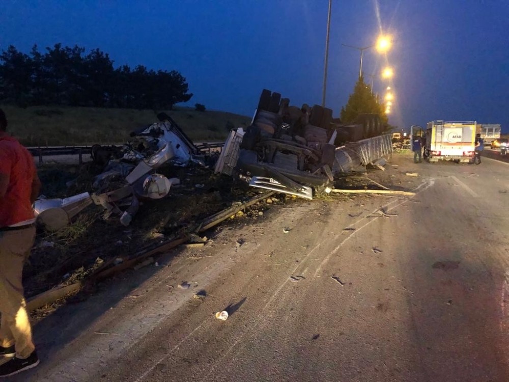 Direksiyon hakimiyetini kaybeden tır devrildi 