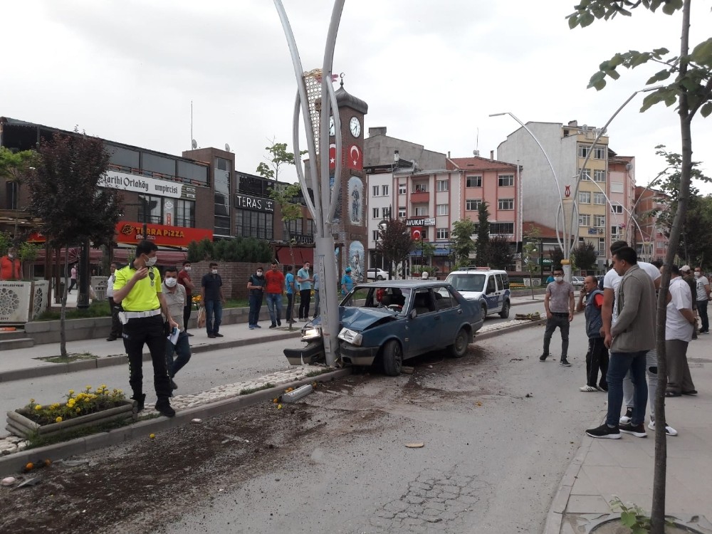 Direksiyon hakimiyetini kaybedince araç elektrik direğine çarptı, 2 yaralı 