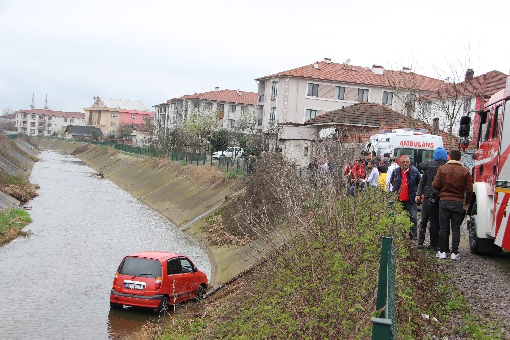 Direksiyon hakimiyetini kaybetti, dereye uçtu 